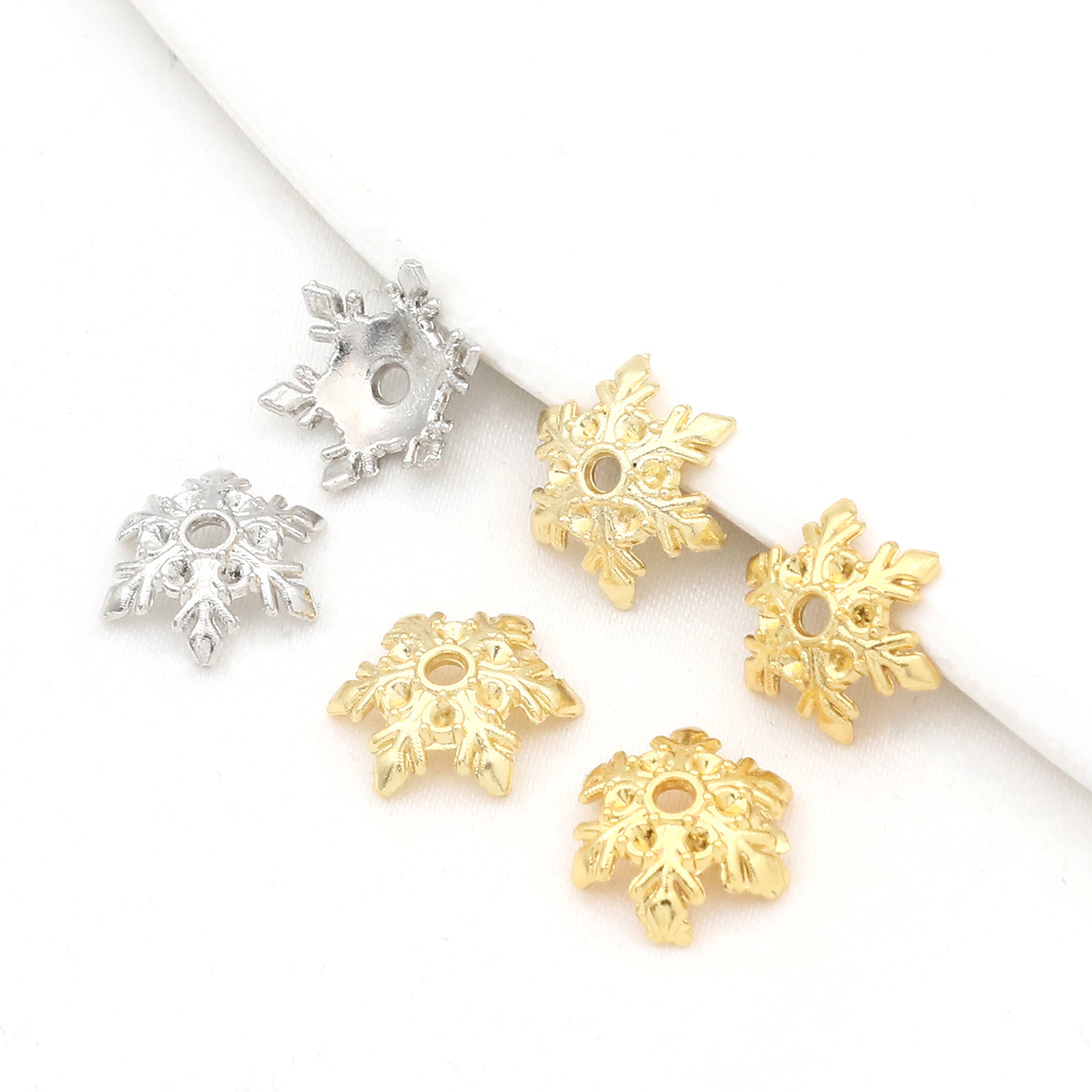 Suministro directo de fábrica 18 quilates de flores huecas de oro real, protección del color de oro DIY, tapas de flores con cuentas hechas a mano, accesorios con cuentas C16