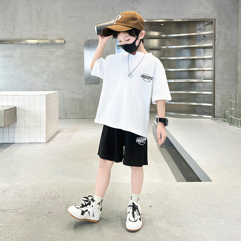 Jongens 2024 Nieuwe Korte Mouw Shorts Middelgrote en Grote Jongens Knappe Trendy Zomer Casual Tweedelige Set_voghion.com