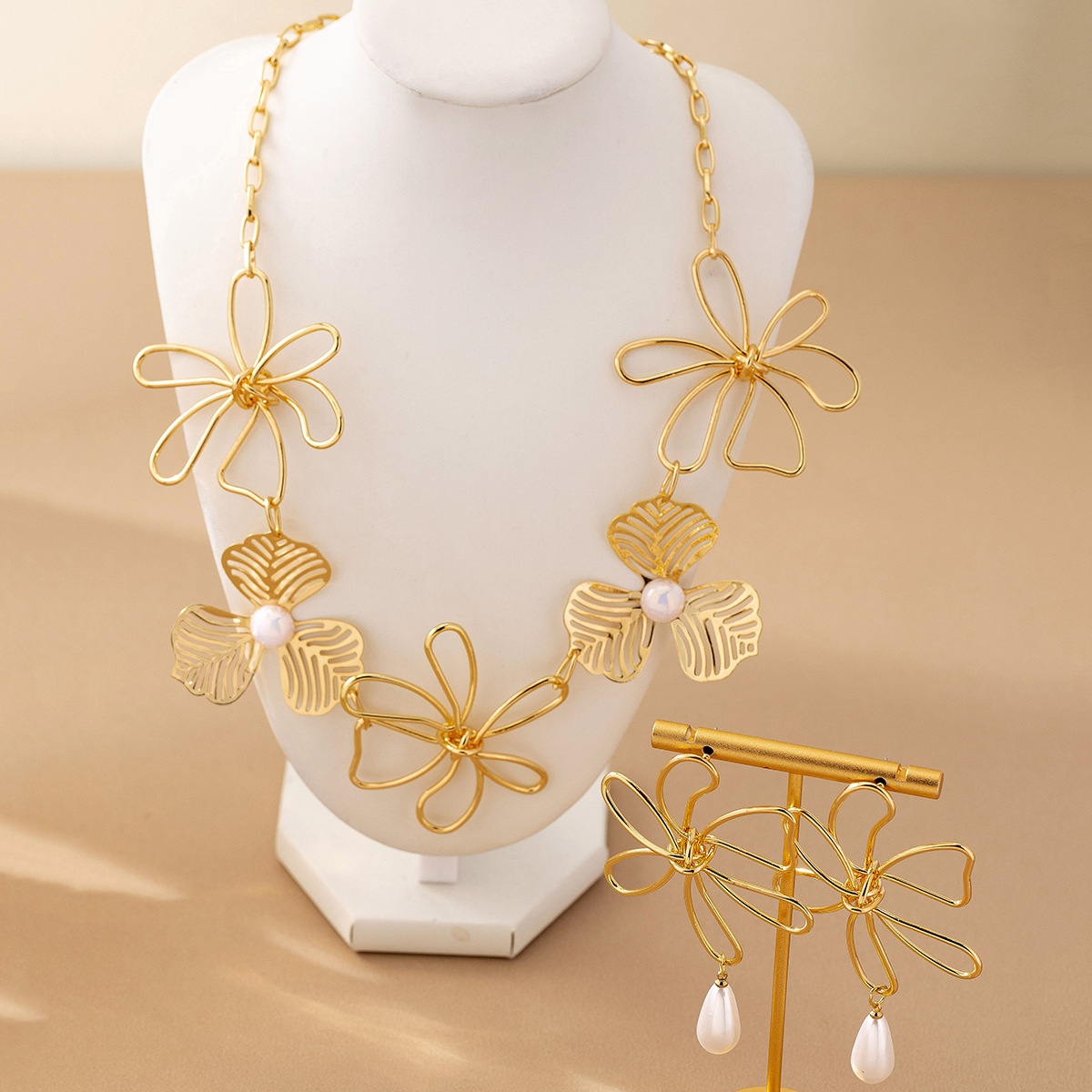 小众设计小清新镂空花朵镶嵌仿珍珠项链耳环三件套女高级感