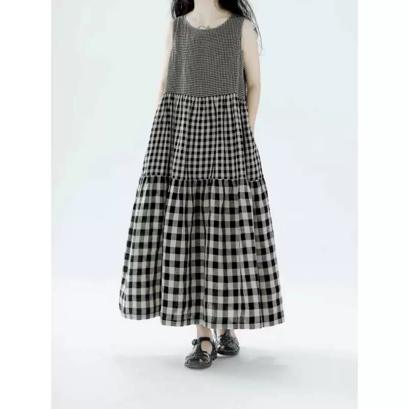 Летнее платье-жилет из льна с градиентной расцветкой в клетку, свободного кроя, без рукавов, в стиле японской женской одежды 2025 года.