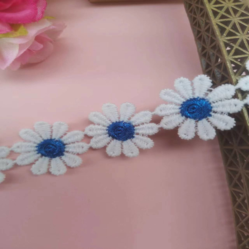 Fabricante de suministro directo de 2.5CM pequeña margarita agua bordada encaje de seda de leche de color encaje accesorios de ropa