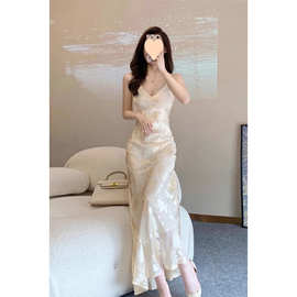 法式白色领吊带连衣裙女2025夏季新款温柔风高级感名媛包臀长裙