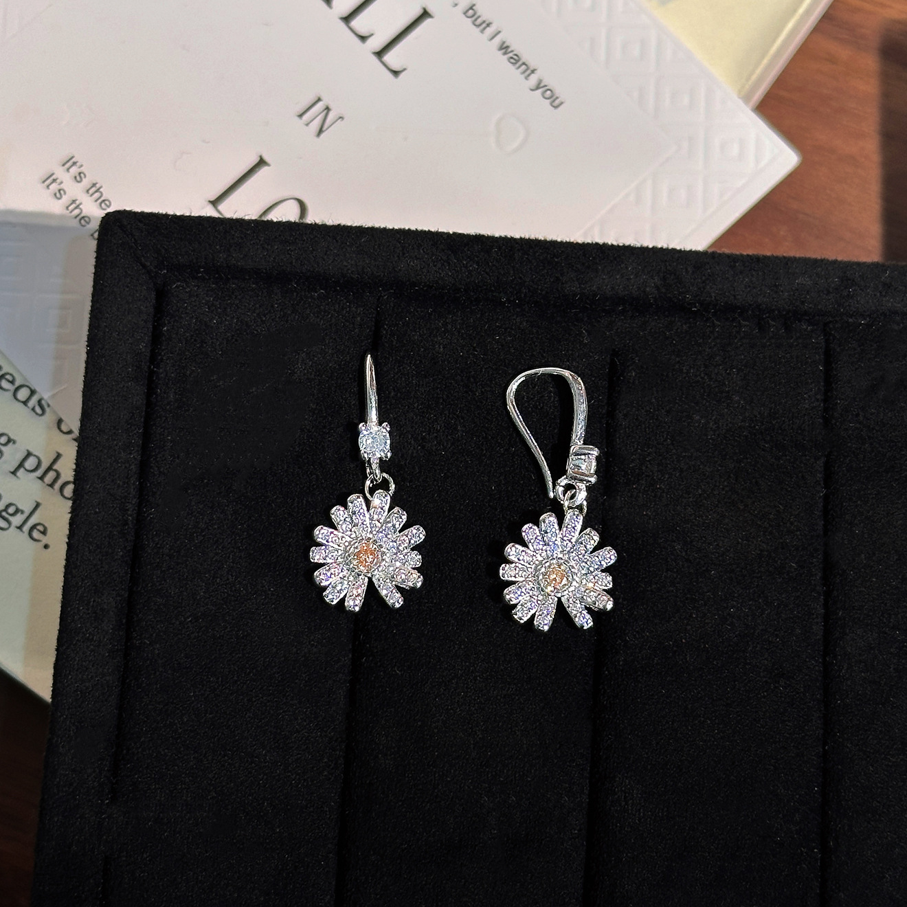 Daisies pendientes de orejas de lujo ligero de diseño de alto nivel gancho de orejas de flores pequeñas joyas de orejas frescas al por mayor pendientes transfronterizos al por mayor