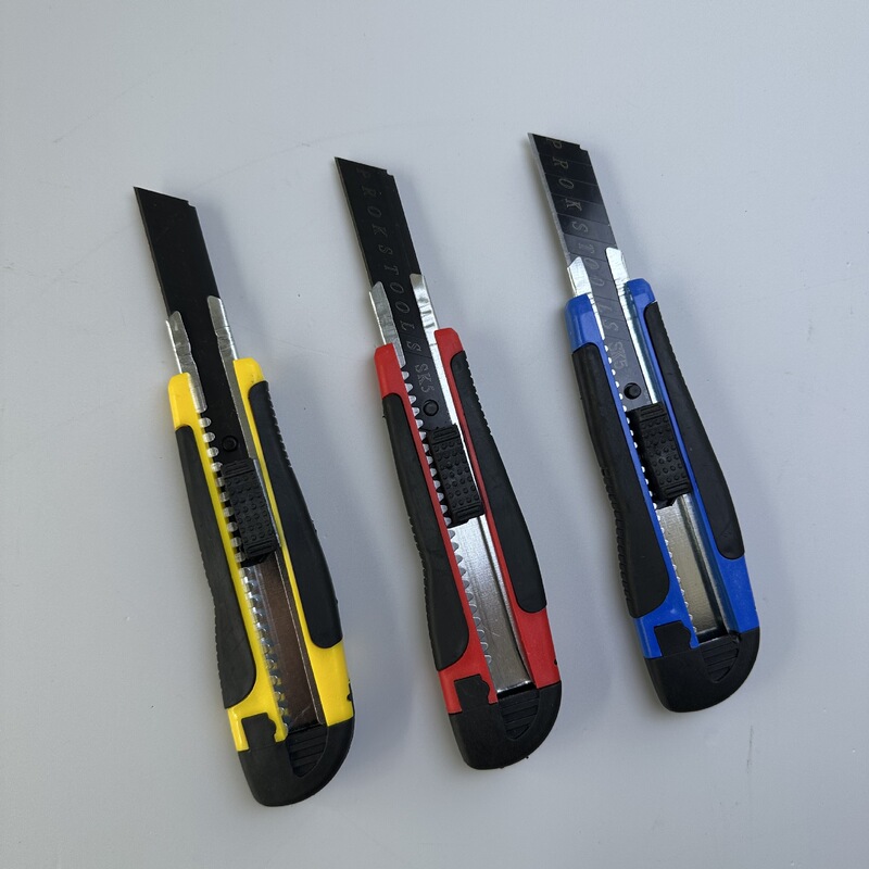 メーカーの卸売りはゴムの美工刀を包んで滑り止めの18mmの壁の紙の刀を厚くします。|undefined