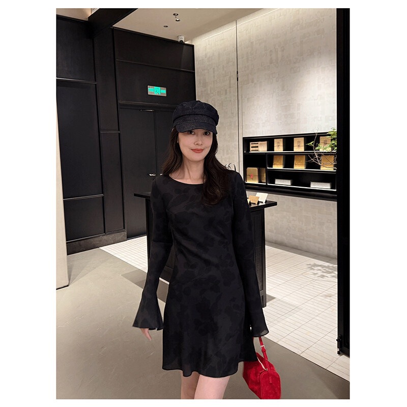 26 New French Crepe de Chine Silk Dress with Subtle Pattern, Slim Waist, Slight Flare, Round Neck, Mid-Length, for Petite Women