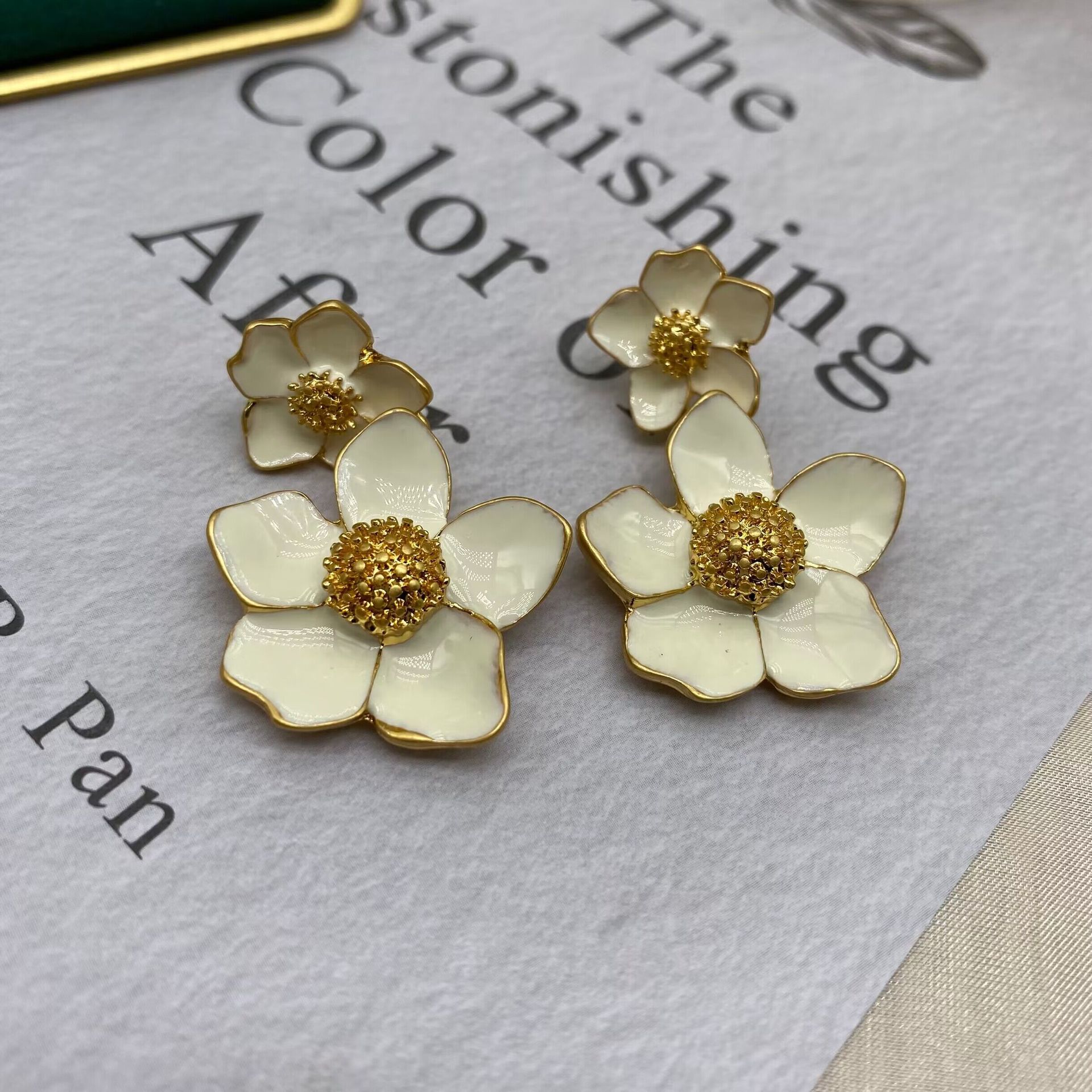 1 Pair Retro Flower Plating Alloy Drop Earrings display picture 3