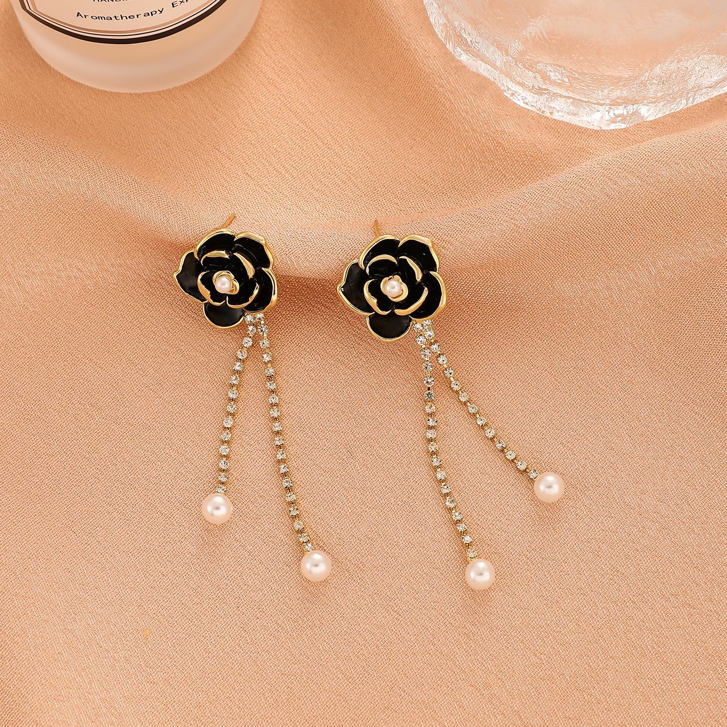 Pendientes Retro Diamante Negro Camelia Pendientes De Aleación De Moda display picture 4