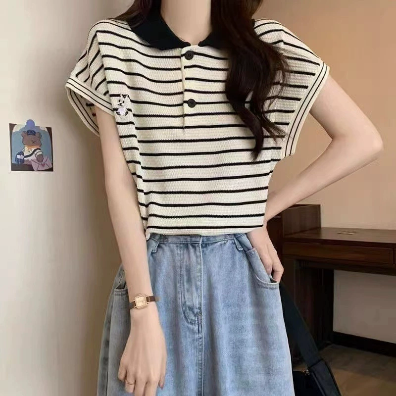 Элегантный трикотажный топ с короткими рукавами и воротником-поло, универсальный и модный, новый тренд лета 2025 года.