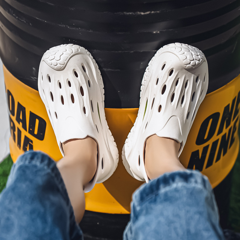 Zapatos con agujeros para hombres de verano nuevo estilo, sentido de la mierda, uso al aire libre, conducción, deportes, playa antideslizante, sandalias y zapatillas
