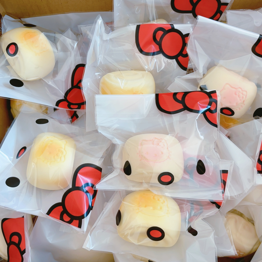 무작위로 젖은 부드러운 찐빵이 천천히 반동합니다.