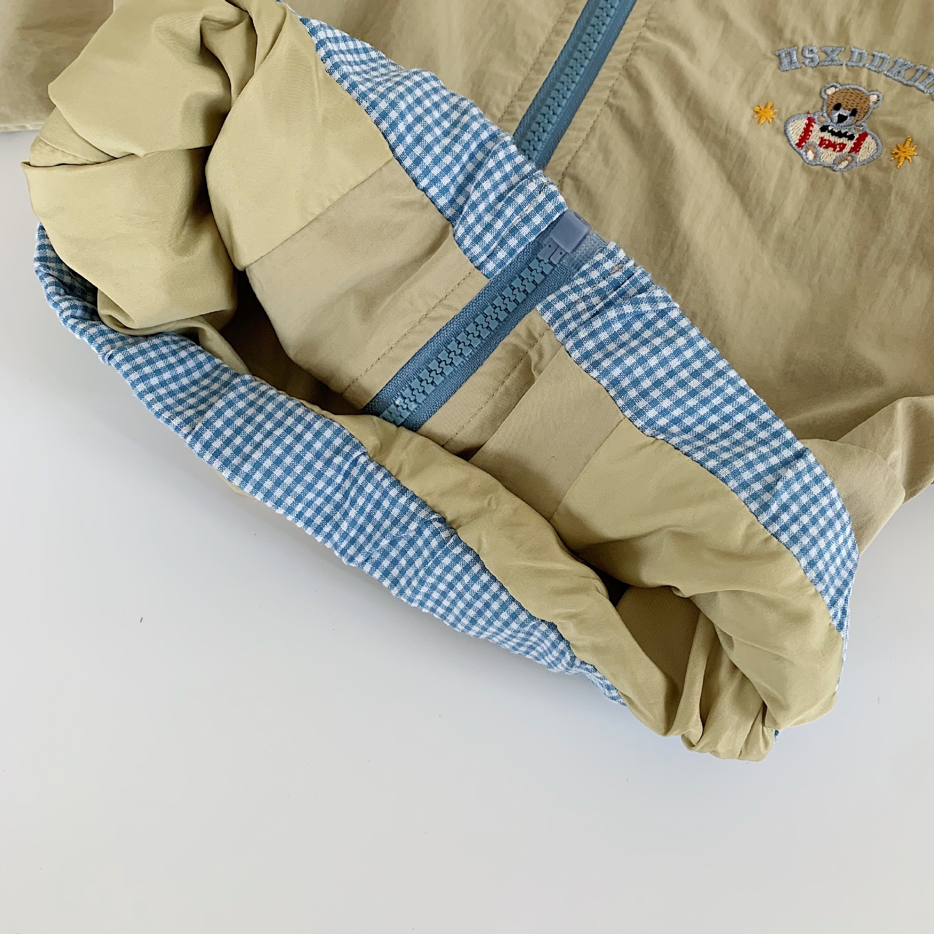 Mai Bao chaqueta infantil 2025 primavera nuevo estilo coreano para niños y niñas de color cuadrado ropa de primavera ropa de bebé