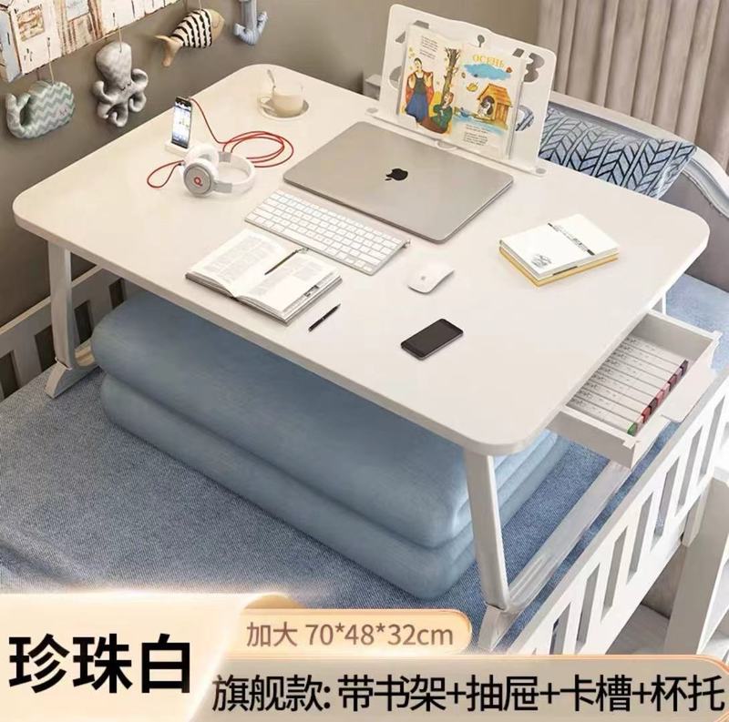 携帯用ベッドの上の小さなテーブルが窓をはねて折りたたみます。|undefined