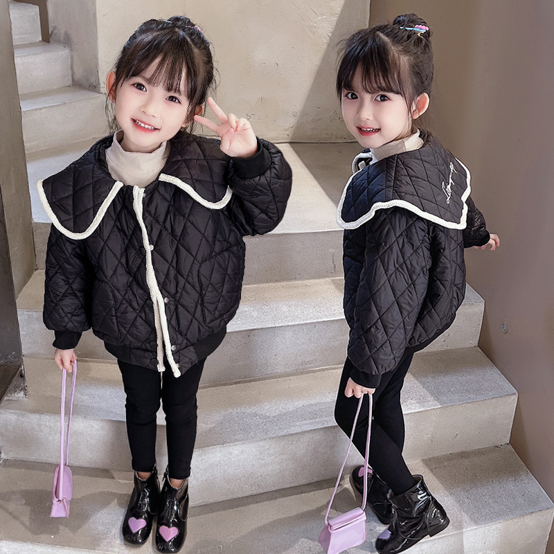 Elegante chaqueta acolchada de algodón para niñas de estilo occidental al por mayor engrosada chaqueta acolchada de algodón de invierno cálido collar de muñeca de estilo azul marino chaqueta acolchada de algodón para bebés