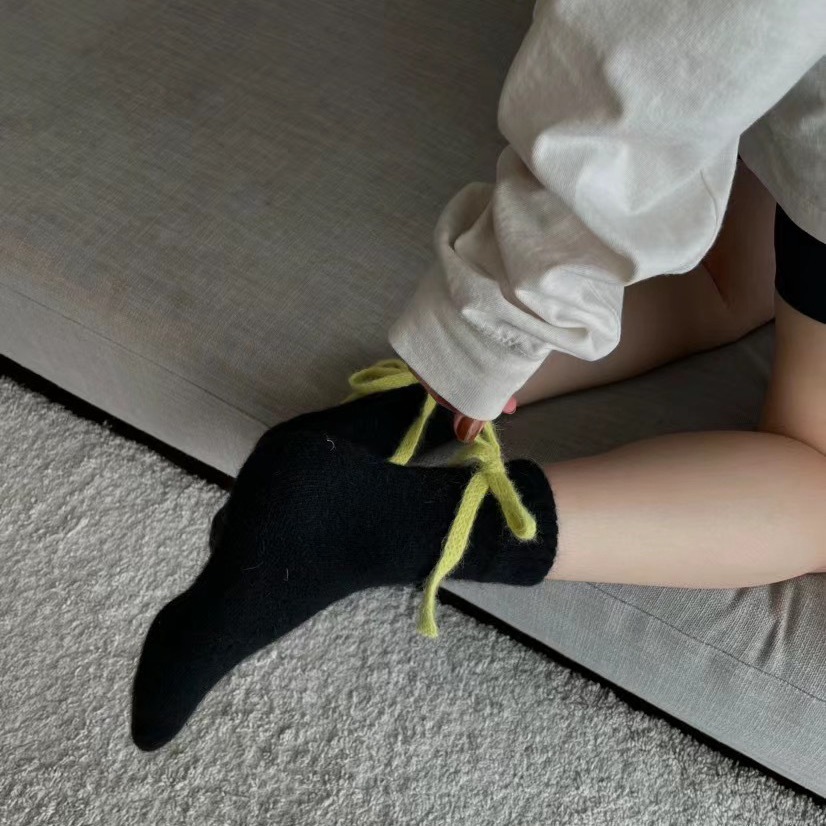 Woolen fuchsia socks with bow