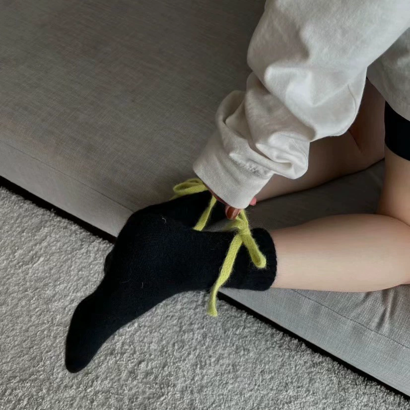 Woolen fuchsia socks with bow