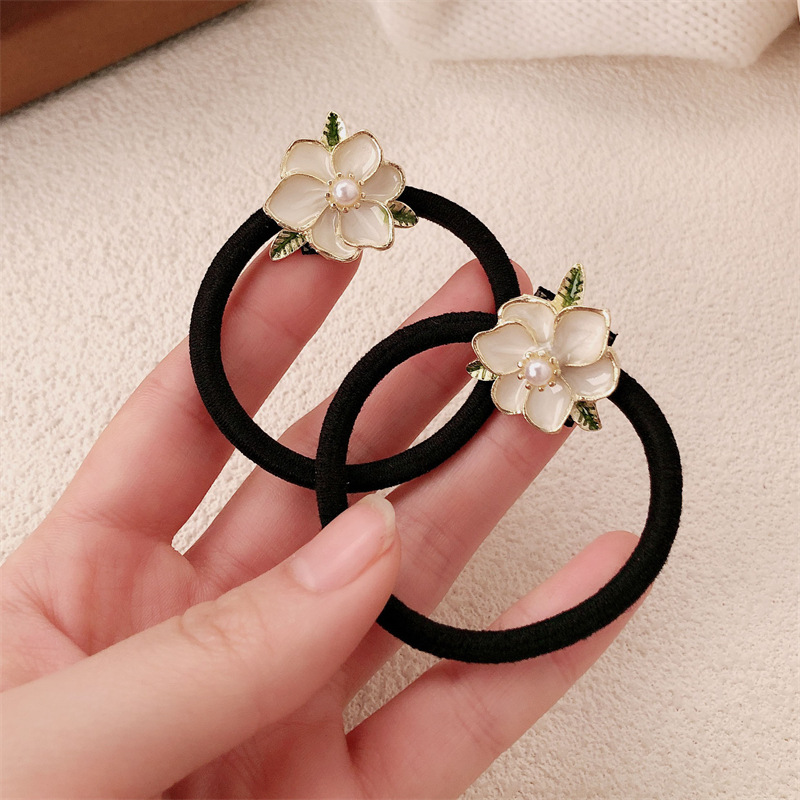 A principios de la primavera, el nuevo estilo coreano de flores metálicas cuerdas de cabeza simple de alta calidad anillo de cabello de cabello de correa de cabello accesorios para el cabello