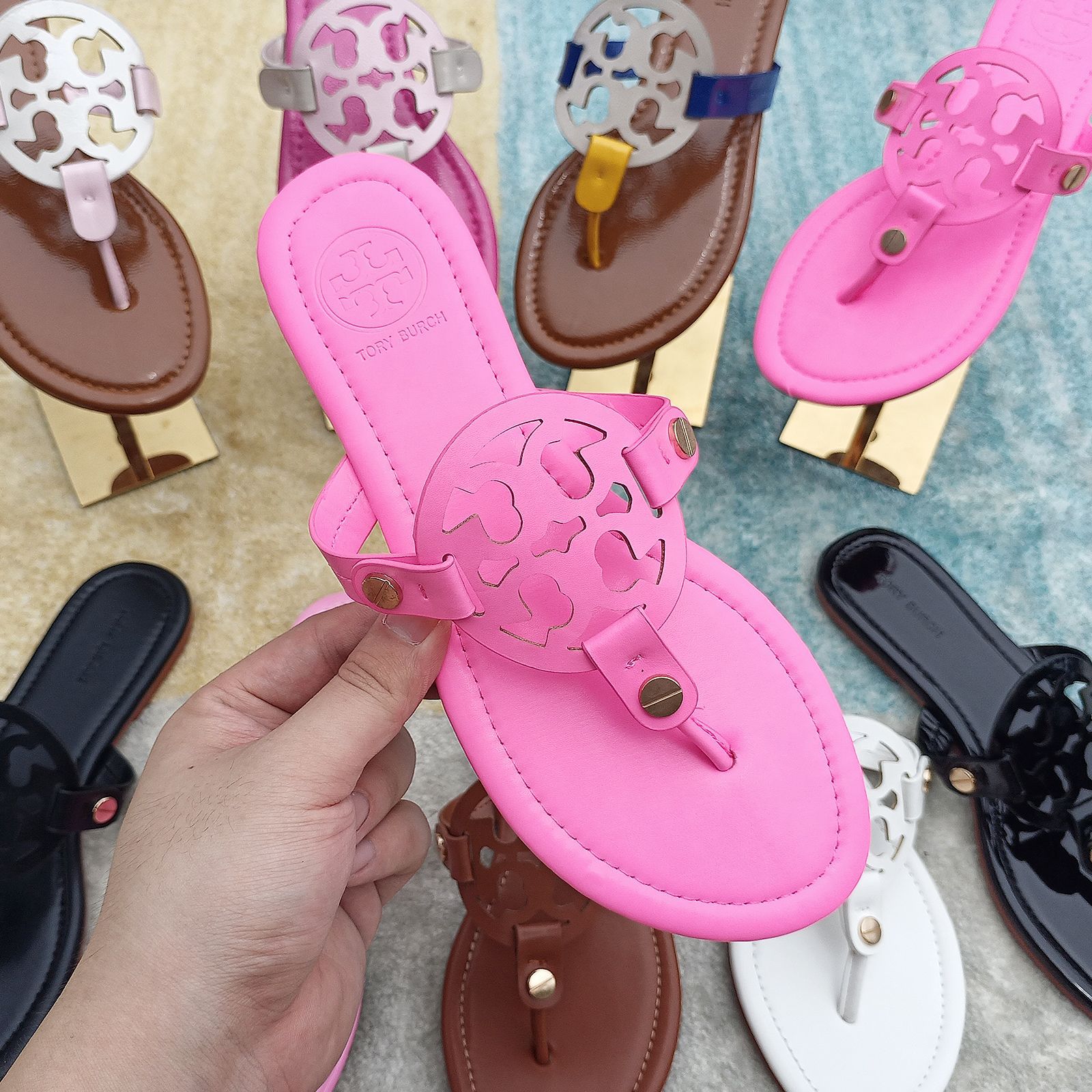 Comercio exterior TB casa 2026 diamante flip flops para mujeres de tamaño grande con un fondo plano doble T zapatillas frías fábrica al por mayor sandalias image 26