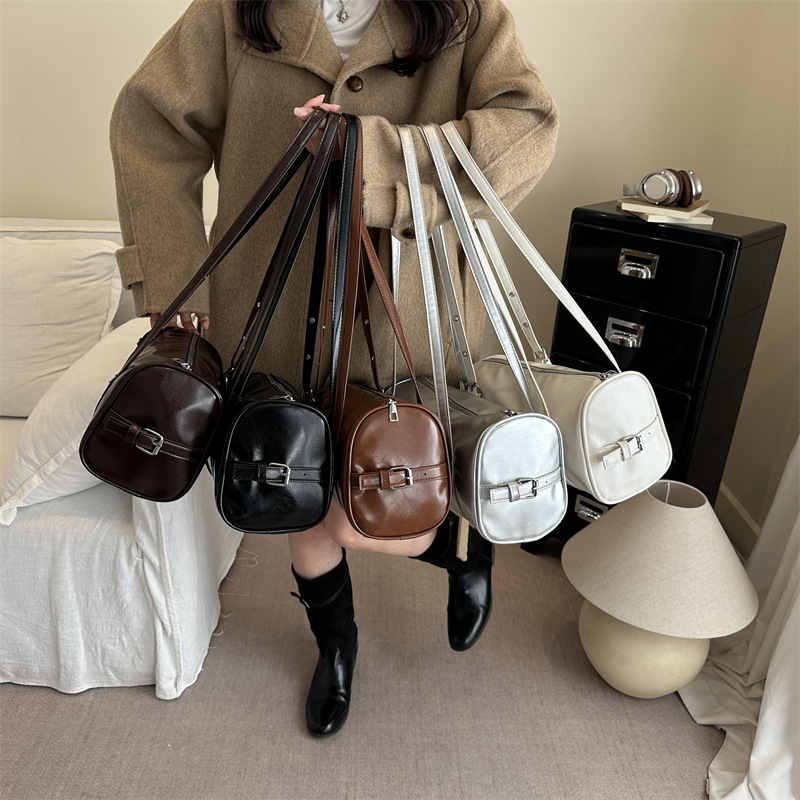 Demi-season one-shoulder bag for leisure