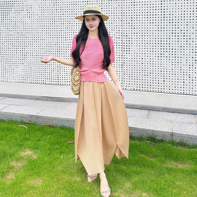 Korean Design Outfit, a Complete Set of New Summer Waist-Cinching Pink Short-Sleeved Tops and Yellow Pleated Skirts Korean Design Outfit, a Complete Set of New Summer Waist-Cinching Pink Short-Sleeved Tops and Yellow Pleated Skirts