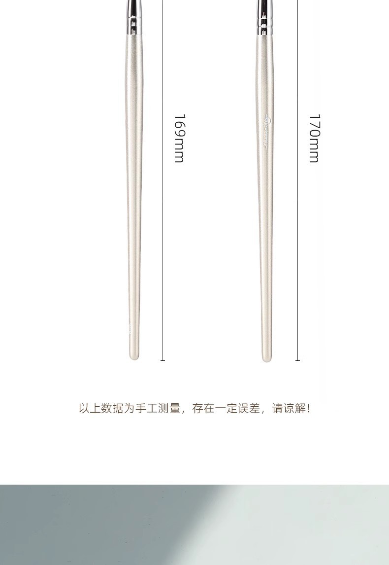 This is the same style of Guo Xiaoniu's corner-folded eyeliner brush, which is used for fine painting of the eye details from the lower eyelid to the tear trough. It is specially designed for makeup undefined