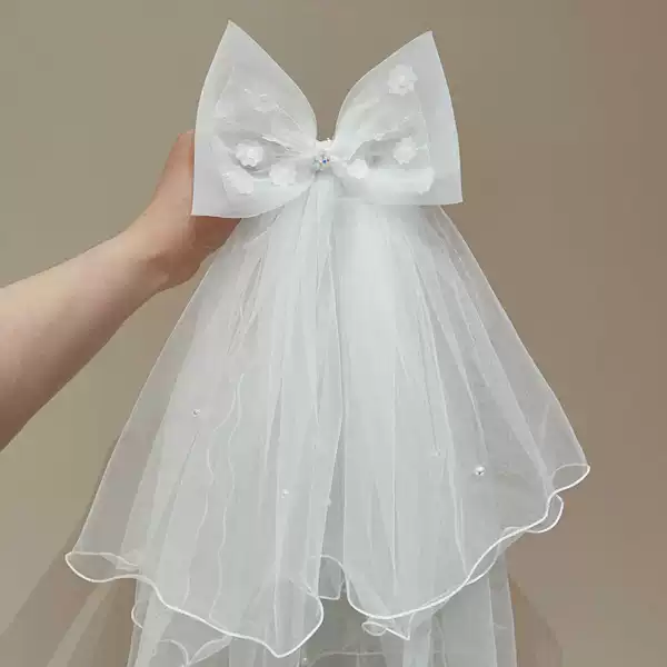 White hairgrip with bow