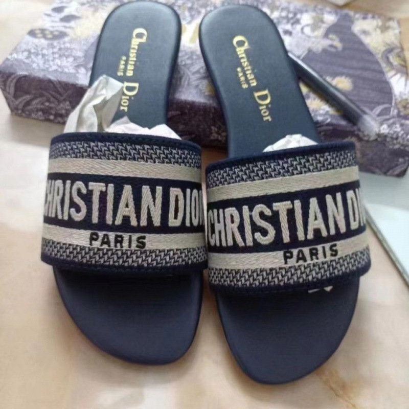 Summer ins alfabeto bordado de una palabra zapatillas exteriores para mujer nuevo estilo 2024 playa estilo de explosión de fondo plano chanclas cómodas y hermosas