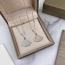 精工宝家项链V金满钻裙子吊坠项链女气质时尚摆动扇形锁骨链饰品