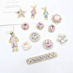 新商品の少女風のウサギのシリーズのdiy合金のアクセサリーの部品はダイヤモンドの真珠の携帯電話の携帯電話の穴の靴の材料を入れます。
