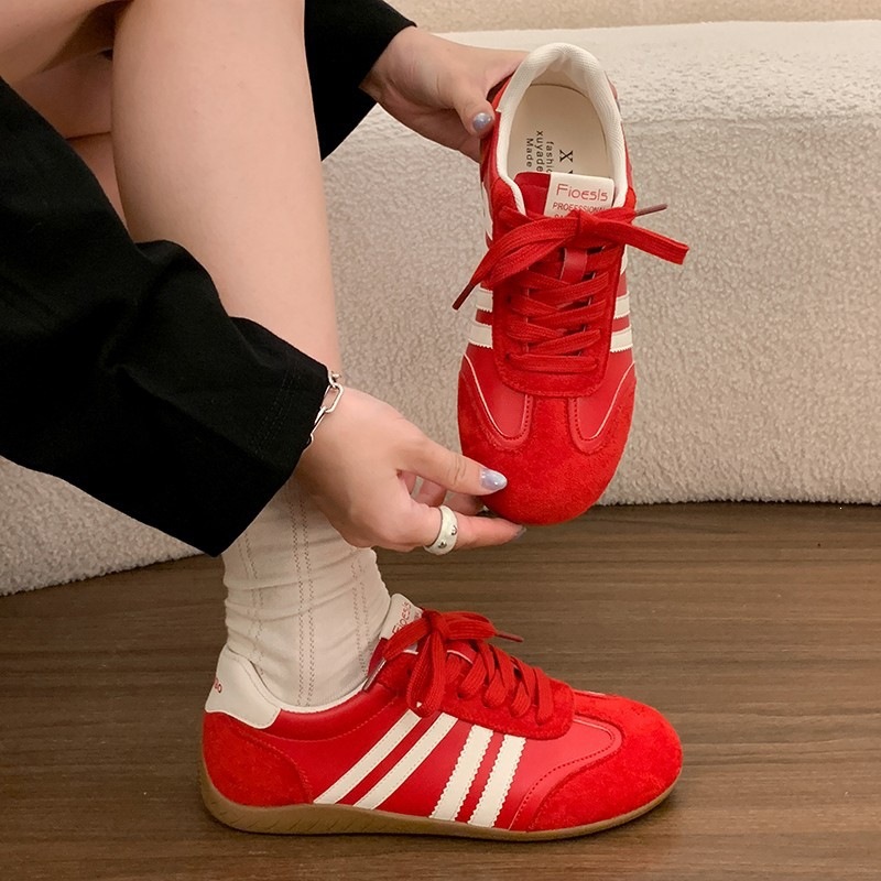 Zapatos de entrenamiento de estilo retro de color para mujeres 2026 nuevo tipo de verano con suela delgada explosión de fuego versátil zapatos deportivos casuales con suela plana rojo