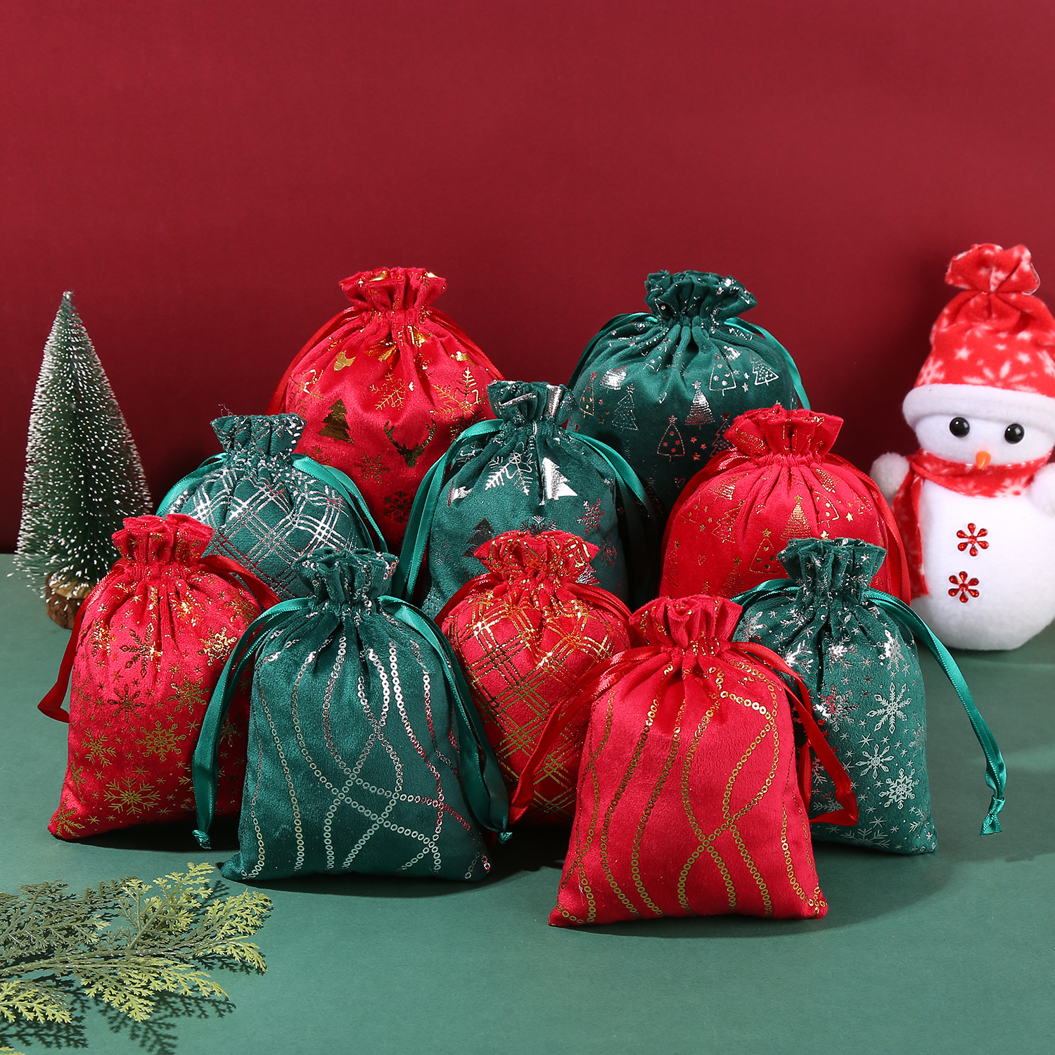 丽丝绒烫金圣诞礼品袋圣诞糖果苹安果抽绳包装束口袋厂家现货直销