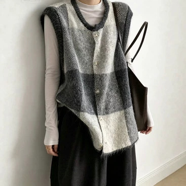New Retro Color-Blocked Plaid Sweater Vest Jacket for Women, Suitable for Spring and Autumn, Loose Fit, Can Be Worn Outside, Versatile Top