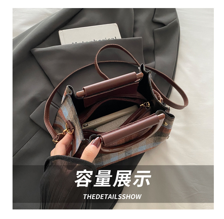 This is a trendy and stylish single-shoulder underarm bag with a contrasting color for the autumn of 2024. It features a unique design and is retro and individualistic undefined