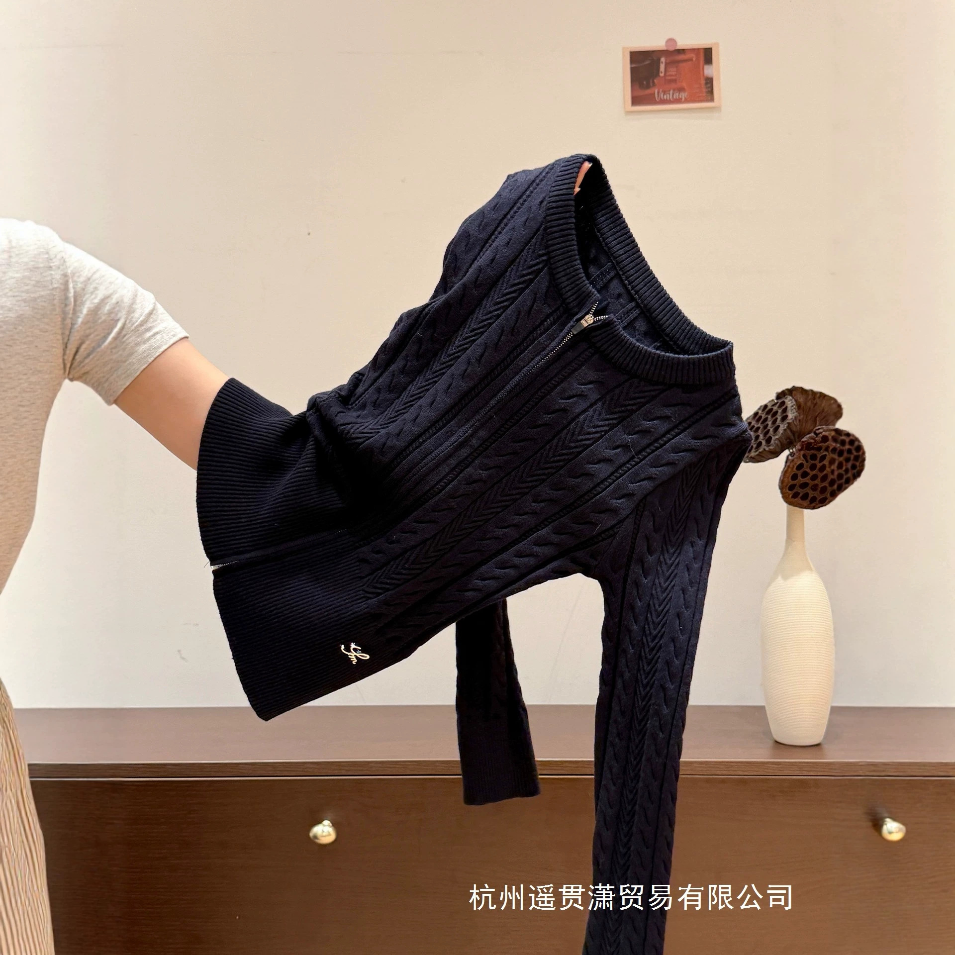 Navy blue round neck cable knit zipper cardigan for women, 2026 spring and autumn, letter embroidery, slim fit inner layer top.