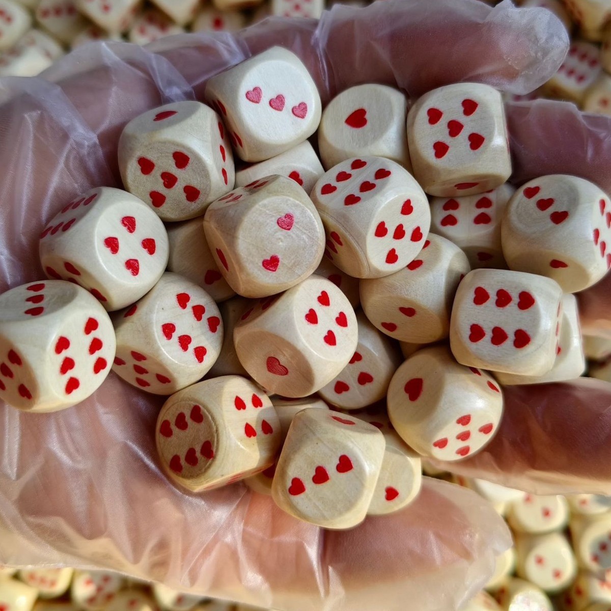 Cross-Border Heart-Shaped Dice Wholesale in Stock Wooden Heart-Shaped Dice Pattern Creative Customization Valentine's Day Keychain Gifts