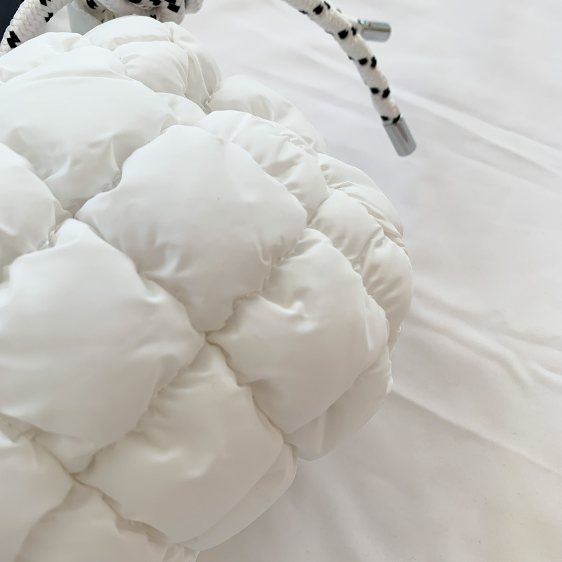 Hilo bordado rómbico bolsa de nube bolsa de abrigo de algodón personalidad de las mujeres bolso de hombro plisado estilo coreano bolsa de burbuja bolsa de mensajero bolso de mujer de cercanías