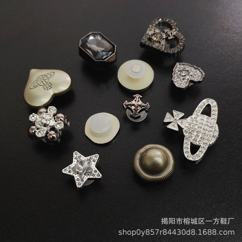 穴の靴は靴の花の潮流の立体の水晶のドリルを飾って卸売りします高級感の靴のボタンは靴の表面の装飾の部品を取り外します。|undefined