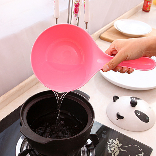 Cuchara de baño para bebés Cuchara de agua de plástico Cuchara de agua para niños Champú Taza Cuchara de agua de plástico Mango largo Cuchara de agua para bañera