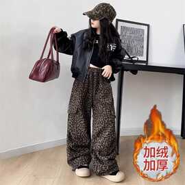 女童牛仔裤秋冬加绒2026新款儿童直筒裤子大童弯刀豹纹女孩阔腿裤