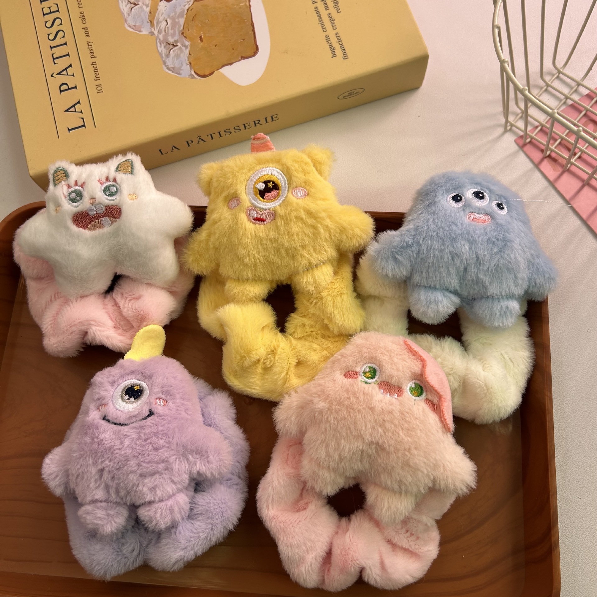 Cartoon Big Eyes peluche anillo de pelo pequeño monstruo tres ojos monstruo bolsas lindas de pelo largo monstruo intestino grueso anillo de pelo correa