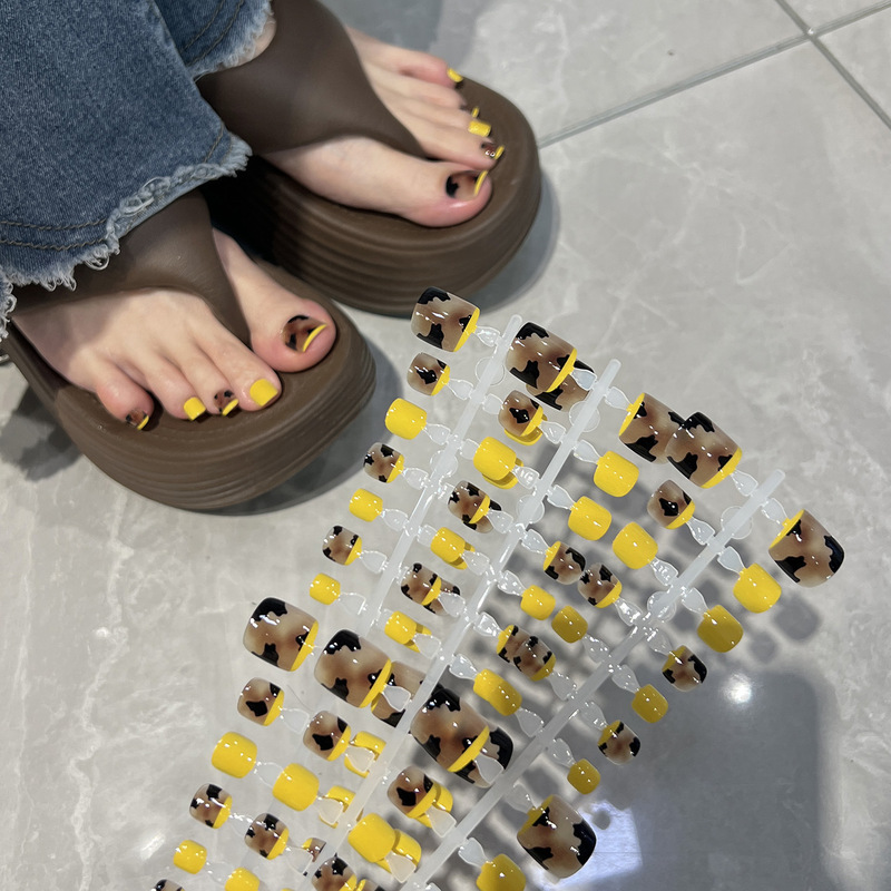 Lemon yellow amber toe nail tips, 42 pieces, short square and round shapes, leopard print design, perfect for summer vacations, creating a fresh and bright look Lemon yellow amber toe nail tips, 42 pieces, short square and round shapes, leopard print design, perfect for summer vacations, creating a fresh and bright look