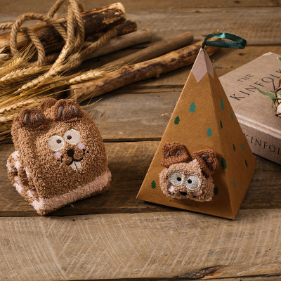 Otoño e Invierno nuevos calcetines de terciopelo de coral de invierno engrosada tridimensional de dibujos animados bordados piso calcetines de Navidad media Casa De terciopelo Calcetines