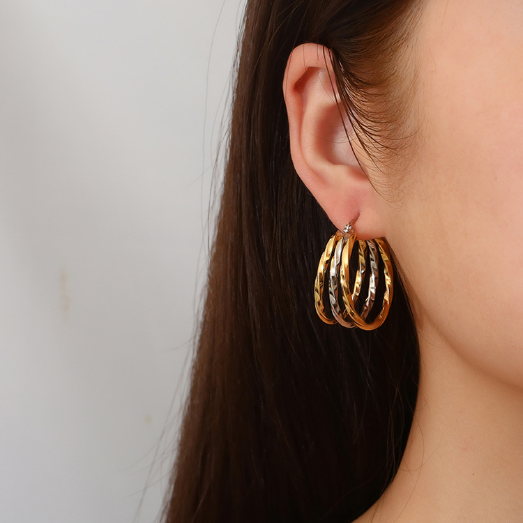 Pendientes de acero inoxidable degradado multicapa de costura circular de torsión de moda europea y americana Pendientes de todo fósforo de tendencia para mujer al por mayor