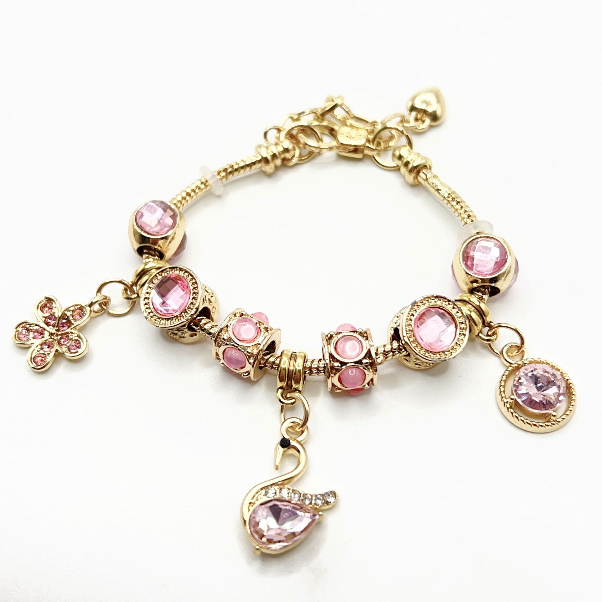 春夏の新型の小清新で甘い少女風のストライプの花の愛の蝶の数珠のブレスレットの透かし彫りのダイヤモンドの手の串