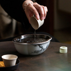 純粋な手描きの松壺は陶磁器の工夫を受けています。