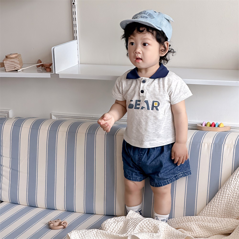 Versión coreana del estilo delgado de verano para bebés de 1 a 3 años, camiseta suelta con letras, traje casual para bebés de todo fósforo para hombres