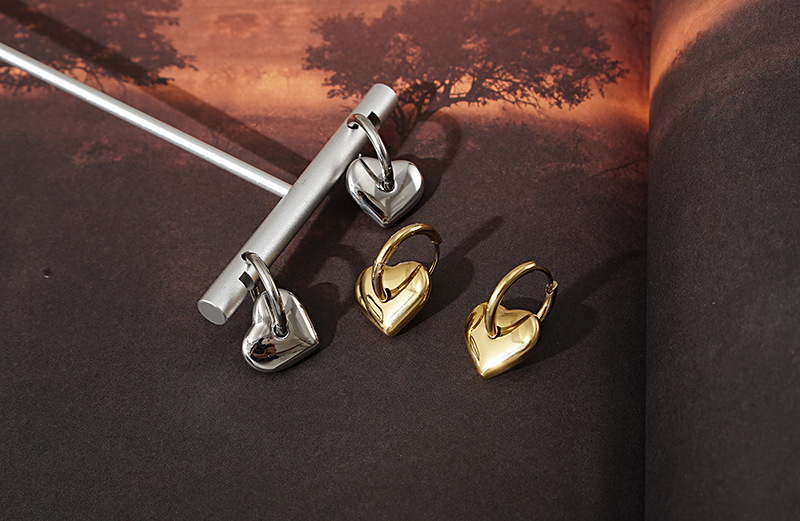 Solid Heart Earrings Female Glossy 18k Gold Titanium Steel Earrings display picture 2