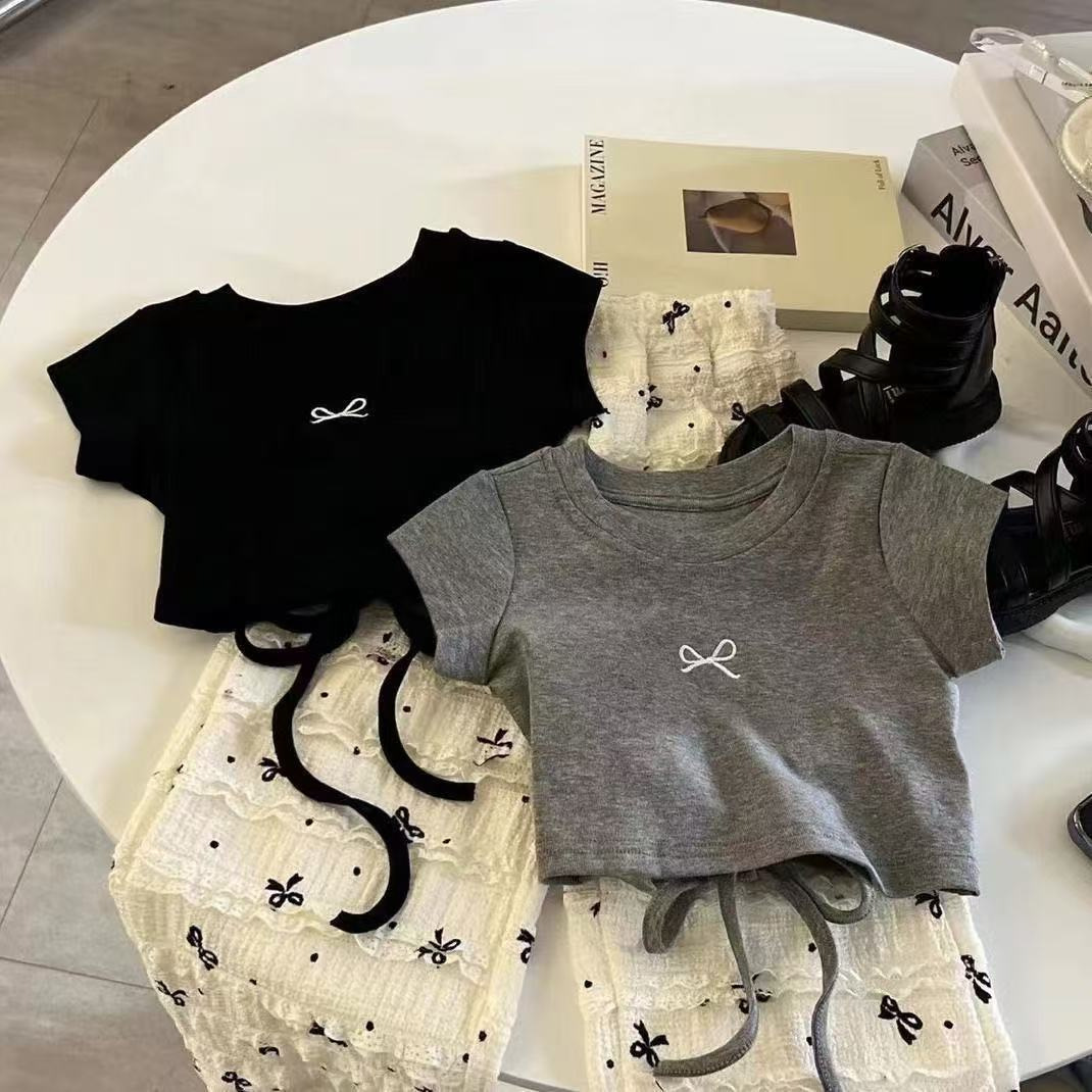 女の子の半袖セット2025夏の服の新型の洋風の韓系の蝶結びの背中の上着の広い足のズボンの赤ちゃんの夏服
