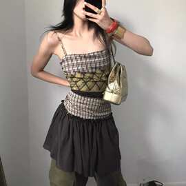 多色拼接连衣裙女夏褶皱吊带短款修身气质格纹美式