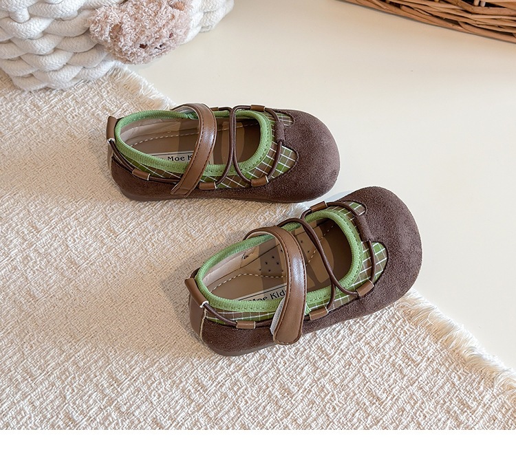 Sapatos de couro aos quadrados para menina versáteis e flexíveis_voghion.com