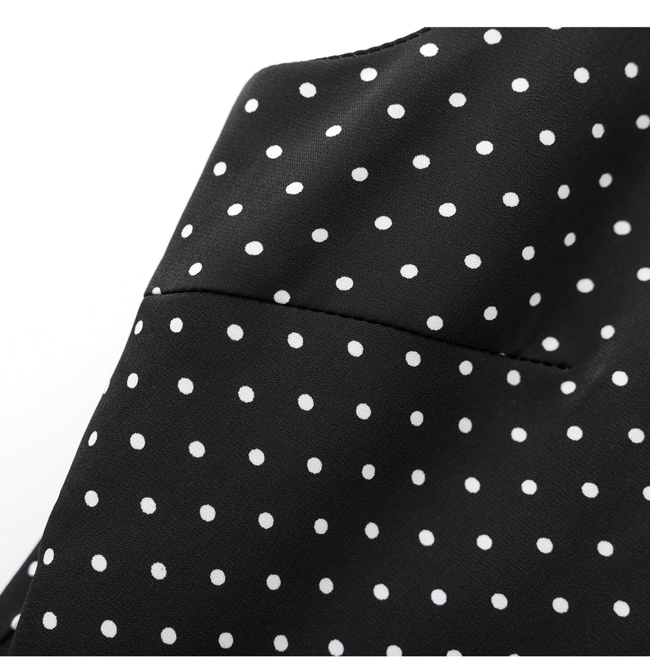 Váy ngắn satin chấm bi tay lỡ cổ vest thắt eo phong cách độc đáo — Điểm sóng Đen chi tiết 19